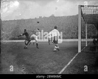 Fußballspiel; Charlton gegen Middlesbrough. Einer der Torhüter spart einen Schuss. 1937 Stockfoto