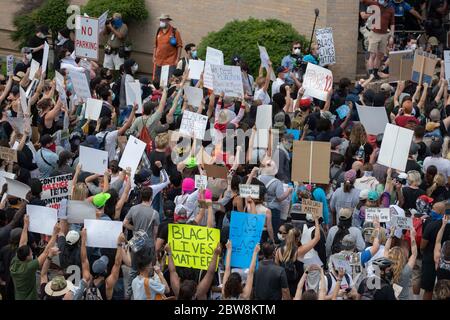 Austin, Texas, USA. Mai 2020. Tausende versammeln sich am Polizeihauptquartier und blockieren die Interstate 35 in Austin, TX, beide Richtungen, um gegen die Tötung von George Floyd und andere während der Polizeigewahrsam verlorene Menschenleben zu protestieren. Der Protest spiegelte sich dutzende bundesweit als Amerikaner sich gegen angebliche Polizeibrutalität gegen schwarze Bürger versammelten. Kredit: Bob Daemmrich/ZUMA Wire/Alamy Live News Stockfoto