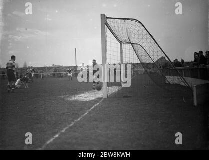 London Paper Mills vs. Dartford Reserves - Kent League - 26/12/37 die Spieler beobachten, wo der Ball endet. 1937 Stockfoto