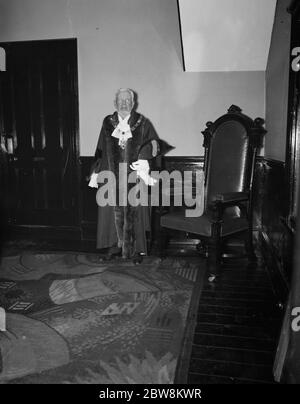 Bexley Charter Feiern ( Eingliederung als Gemeinde ) ; der Bürgermeister versucht auf seine Roben für Größe . 1937. Stockfoto