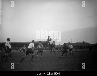 Dartford vs. Newport County Reserves - Southern League - 12/12/37 zwei Spieler konkurrieren in der Luft. 12 Dezember 1937 Stockfoto