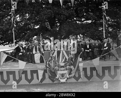 Bexley Charter Feiern ( Eingliederung als Gemeinde ) ; der Bürgermeister Adressierung der Menge . 1937. Stockfoto