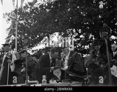 Bexley Charter Feiern (Eingliederung als Gemeinde); Lord Cornwallis Hände der Bürgermeister die Charta. 1937. Stockfoto