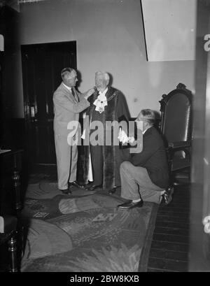 Bexley Charter Feiern ( Eingliederung als Gemeinde ) ; der Bürgermeister versucht auf seine Roben für Größe . 1937. Stockfoto