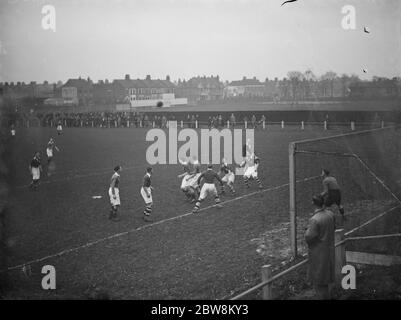 Bexleyheath and Welling vs. London Paper Mills - Kent League - 08/01/38 Spieler beobachten den Ball, wie er in die Box gekreuzt wird. Januar 1938 Stockfoto