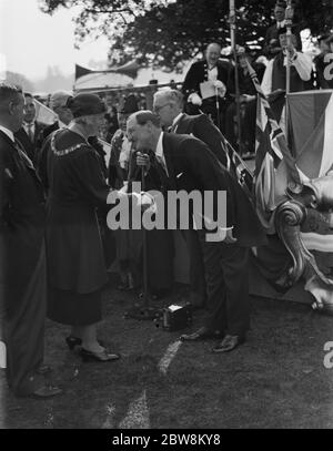 Bexley Charter Feiern ( Eingliederung als Gemeinde ) ; Lord Cornwallis schüttelt die Hände mit der Bürgermeisterin von Woolwich . 1937. Stockfoto