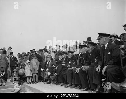 Die Öffnung des Flussufers Blick über die Themse bei Erith in Kent. Alte Matrosen beobachten die Zeremonie . Oktober 1937 . Stockfoto