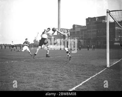 Callender Athletic gegen London Paper Mills - FA Cup - 02/10/37 einer der Torhüter speichert einen Schuss. 1937 Stockfoto