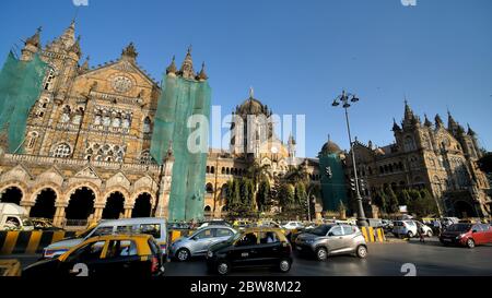 Mumbai, Indien - 17. Dezember 2018: Chhatrapati Shivaji Terminus CST ist ein UNESCO-Weltkulturerbe und ein historischer Bahnhof in Mumbai, Indien Stockfoto