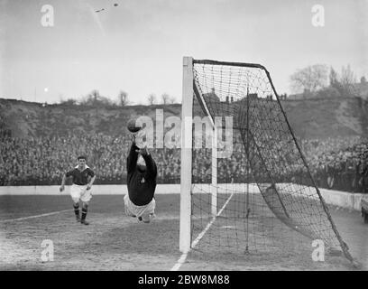 Charlton Athletic Torwart, Sam Bartram, Speichern im Tor. 1935 Stockfoto