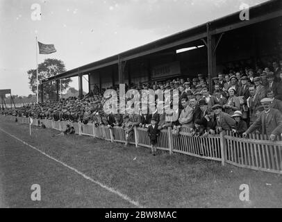 Dartford vs. Guildford City - Southern League - Menge - 14/09/35 Fußballbesucher am Stand im Dartford Football Club . 1935 Stockfoto