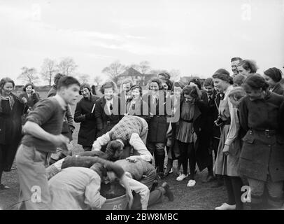 Swanley College Sporttag. Apfel Bobbing . 1935 Stockfoto