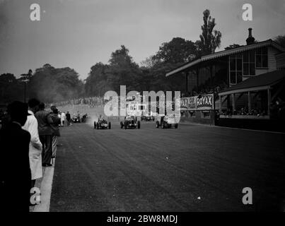 Start der Road Racing Club ' s Imperial Trophy Rennen auf der Crystal Palace Schaltung . 1937 Stockfoto