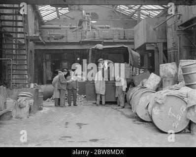 Herr W. Arrowsmith , Gründer von WJ Curley und Söhne , im Hof seiner Knochen und Talg Fabrik in Stratford , East London . Oktober 1937 Stockfoto