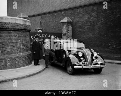 Mr W Arrowsmith, Gründer von WJ Curley und Söhne (sein Spitzname war curley wegen seiner Haare) durch sein Auto am Tor seiner Fabrik. Oktober 1937 Stockfoto