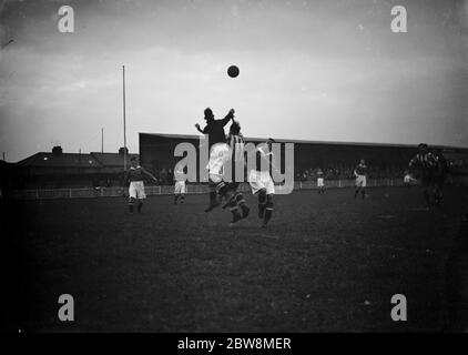 Dartford Reserves vs. Bexleyheath and Welling - Kent League - Bexleyheath Keeper Smith schlägt Ball - 09/10/37 Action während des Fußballspiels zwischen Dartford und Bexleyheath . Oktober 1937 Stockfoto