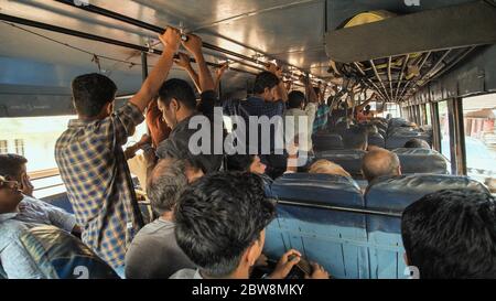 Agra, Indien - 12. Dezember 2018: Indischer Stadtbus mit Menschen. Stockfoto