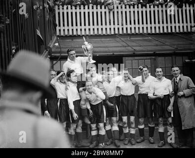 Bromley Fußballverein gegen Belvedere Fußballverein in der FA Amateur Cup Final im Millwall Fußballverein Stadion The Den in South Bermondsey, London . Bromley das Siegerteam halten den Pokal hoch. 1938 Stockfoto