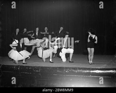 Schüler der Eltham Park School of Dance führen den Jagdtanz in Kostümen auf. 1938 Stockfoto