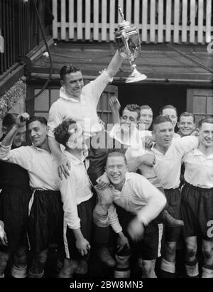 Bromley Fußballverein gegen Belvedere Fußballverein in der FA Amateur Cup Final im Millwall Fußballverein Stadion The Den in South Bermondsey, London . Bromley das Siegerteam halten den Pokal hoch. 1938 Stockfoto