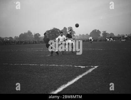 Bromley vs. London Paper Mills - FA Cup - 16/10/37 der Torwart spart einen Schuss. 16. Oktober 1937 Stockfoto