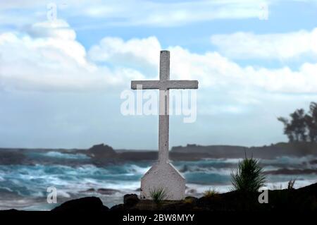 Big Island of Hawaii hat eine zerklüftete Windseite. Das eineinsitzige Kreuz liegt an der Küste mit Blick auf eine felsige und gefährliche Bucht. Stockfoto