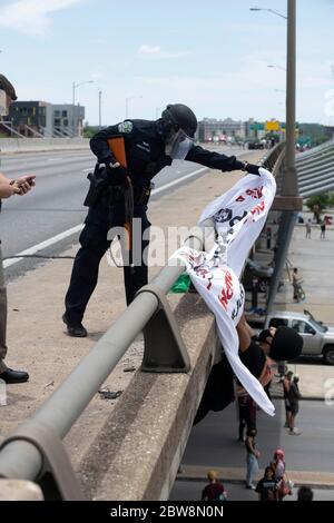 Austin, Texas, USA. Mai 2020. Tausende versammeln sich am Polizeihauptquartier und blockieren die Interstate 35 in Austin, TX, beide Richtungen, um gegen die Tötung von George Floyd und andere während der Polizeigewahrsam verlorene Menschenleben zu protestieren. Der Protest spiegelte sich dutzende bundesweit als Amerikaner sich gegen angebliche Polizeibrutalität gegen schwarze Bürger versammelten. Kredit: Bob Daemmrich/ZUMA Wire/Alamy Live News Stockfoto