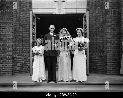 Die Hochzeit von J Houlgate und D Wonersley . Die Braut und der Bräutigam mit den Brautjungfern. 30. Oktober 1937. Stockfoto