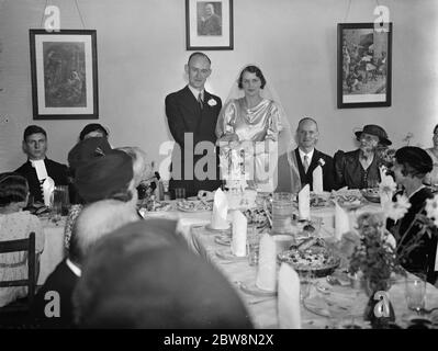 Das Hochzeitsfrühstück von J Houlgate und D Wonersley. Die Braut und der Bräutigam schneiden die Hochzeitstorte. 30. Oktober 1937. Stockfoto