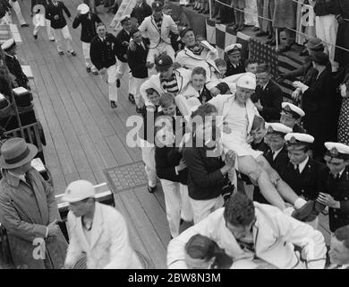 Die Marinecadets von der HMS Worcester (Thames Nautical Training College) bei den Gewinnern bei ihrer Siegerehrung. 1935 Stockfoto