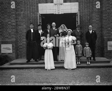 Die Hochzeit von J Houlgate und D Wonersley . Braut und Bräutigam mit den Brautjungfern und der Hochzeitsfeier. 30. Oktober 1937. Stockfoto