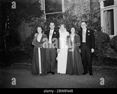 Die Hochzeit von J Houlgate und D Wonersley . Die Braut und der Bräutigam mit den Brautjungfern und der beste Mann. 1937. Stockfoto