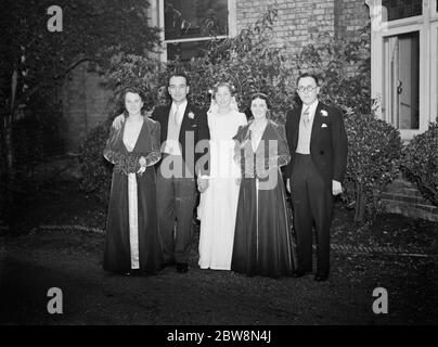 Die Hochzeit von J Houlgate und D Wonersley . Die Braut und der Bräutigam mit den Brautjungfern und der beste Mann. 1937. Stockfoto