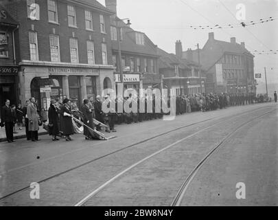 Die Flaggen der Royal British Legion werden in Bezug auf den Eltham Armistice Memorial Service gesenkt. 1937 Stockfoto