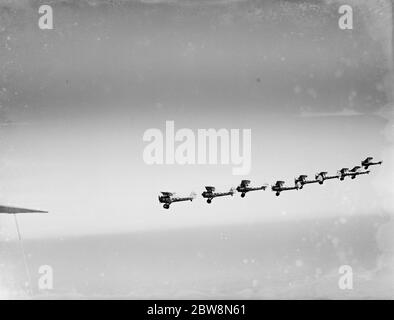 Bristol Bulldogs Kämpfer der No 32 Squadron in Formation fliegen über Biggin Hill . 1936 Stockfoto