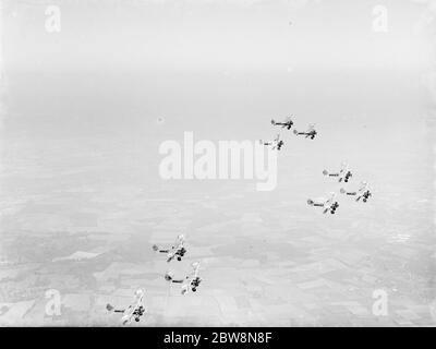 Bristol Bulldogs Kämpfer der No 32 Squadron in Formation fliegen über Biggin Hill . 1936 Stockfoto