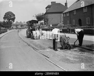 Val de travers, Straßenbau auf Becontree Avenue. Eine Dampfwalze rollt die Straße. Juli 1938 Stockfoto