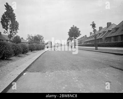 Val de travers, Straßenbau auf Becontree Avenue. Arbeiter verbreiten asphalte auf der Straße. Juli 1938 Stockfoto