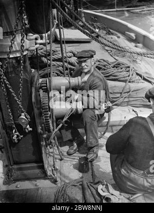 Die Rennyacht Veronica und Sara in Vorbereitung auf Mr Fred Bridger Rennen . 1938 Stockfoto