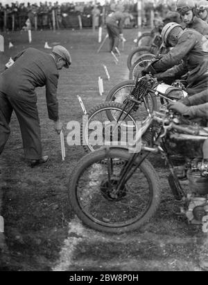 Speedway Bikes Lineup an der Startlinie auf der Rochester Strecke . 1936 Stockfoto