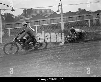 Speedway-Bikes beginnen, die Kurve an der Crayford-Strecke zu nehmen, wie ein Fahrrad gräbt sein Vorderrad in und beginnt zu rutschen. 1936 Stockfoto