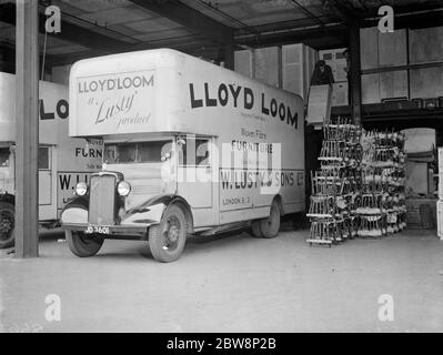 Der Vorplatz von Lloyd Webstuhl, lustiger Möbel produzieren Fabrik, EIN Bedford LKW wird für einen Job geladen. 1938 Stockfoto