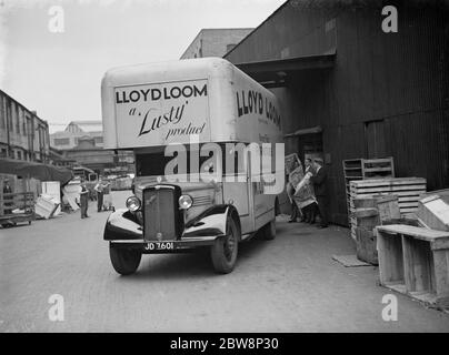 Der Vorplatz von Lloyd Webstuhl, lustiger Möbel produzieren Fabrik, EIN Bedford LKW wird für einen Job geladen. 1938 Stockfoto