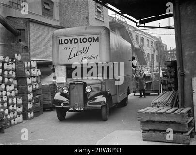 Der Vorplatz von Lloyd Webstuhl, lustiger Möbel produzieren Fabrik, EIN Bedford LKW wird für einen Job geladen. 1938 Stockfoto