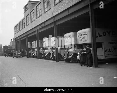 Der Vorplatz von Lloyd Webstuhl, lustiger Möbel produzieren Fabrik, die Bedford LKW warten auf die Arbeitsplätze. 1938 Stockfoto