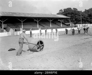 Northfleet United - die Weitergabe des Platzes auf Northfleet United's Stonebridge Road Ground. - 1935 Bodensmen bei der Arbeit auf dem Northfleet Fußballplatz. 1935 Stockfoto