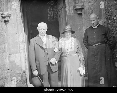 Herr und Frau Frank Hodge mit dem Vikar in der Kirche in Stone , Kent 1935 Stockfoto