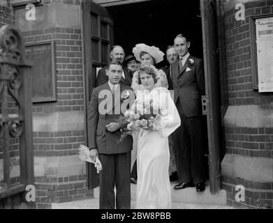 William Kerry und K Maclean Hochzeit. Die Braut und der Bräutigam vor der Kirche in Chislehurst. 1935 Stockfoto