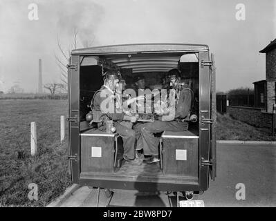 Männer des Lancashire Mine Rescue Center kommen mit ihrer Ausrüstung bereit. 1937 . Stockfoto