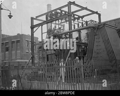 Feuerwehrmann arbeitet an Netztransformator nach der Deptford Kraftwerk Explosion . 1938 Stockfoto